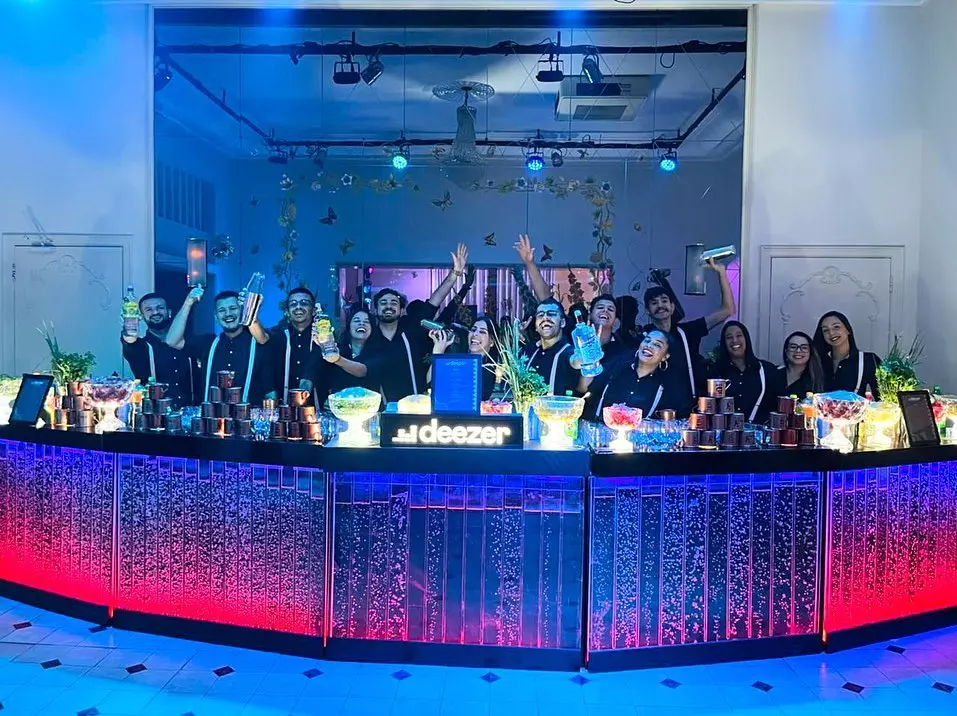 Equipe de bar para evento corporativo
