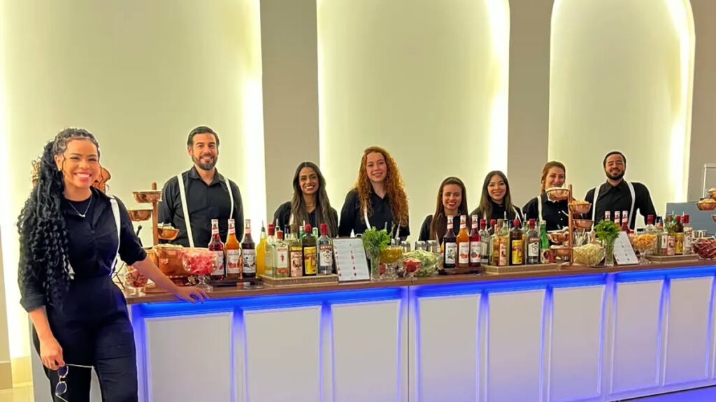 Equipe da Chapa Drinks em bar completo montado para evento